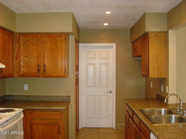 Building Photo - 3933 W Pershing Ave