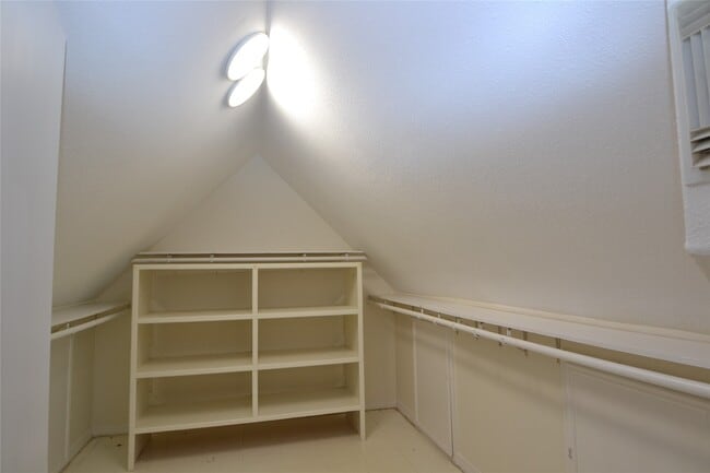 Building Photo - 2135 Bissonnet St