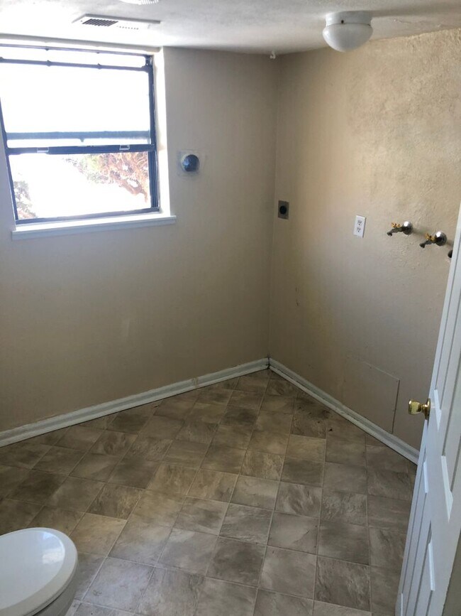 Building Photo - Coming-Soon- 4BR/2BA SINGLE FAMILY HOME