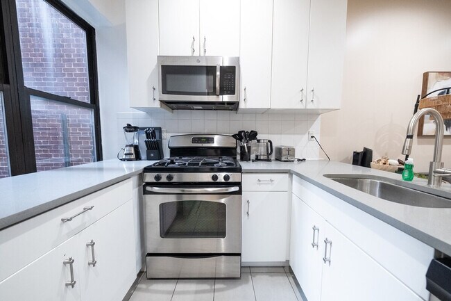 Building Photo - 230 W 113th St