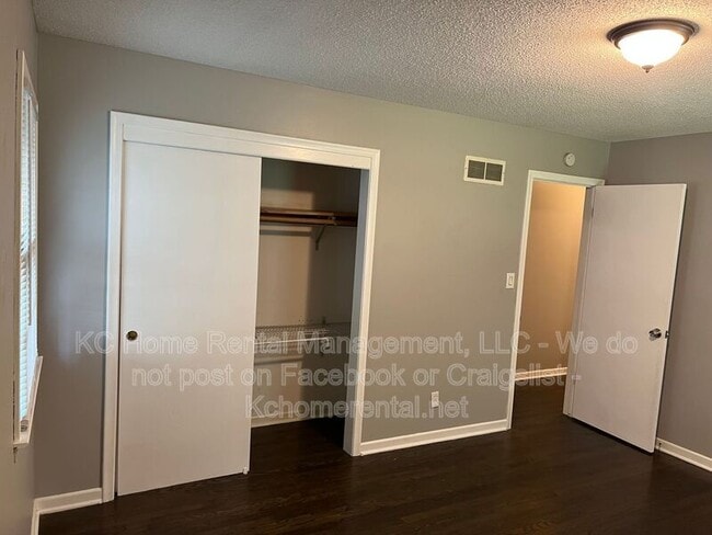 Building Photo - 6708 W 71st Terrace