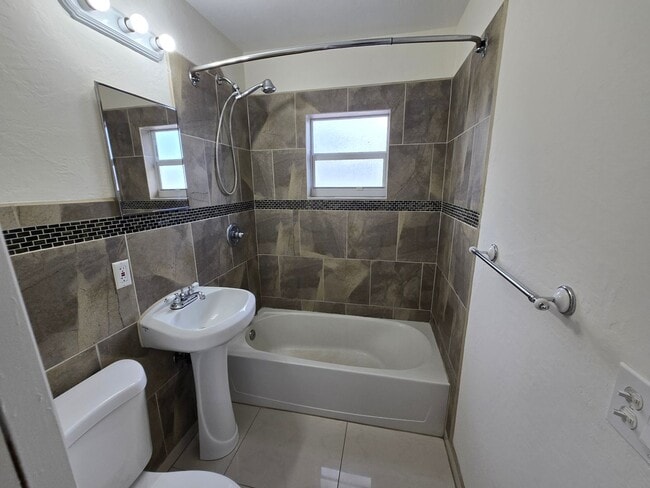 Building Photo - Updated East Delray Duplex | No HOA + Private Yard