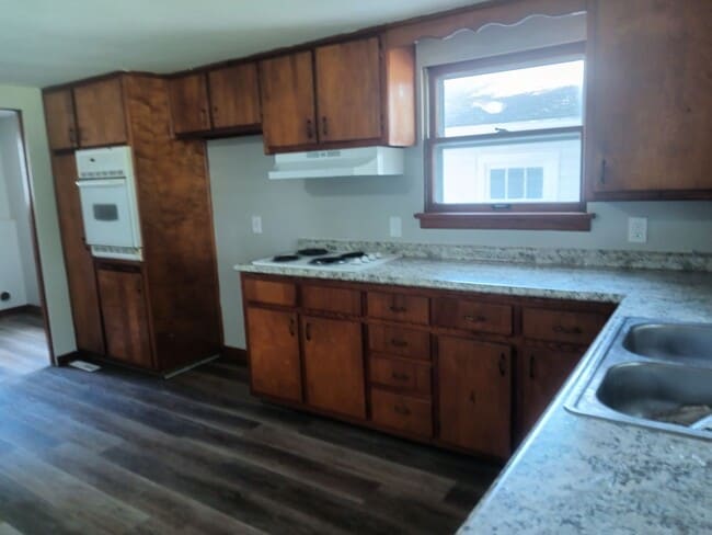 Building Photo - 1/2 off First full month's  rent if you mo...