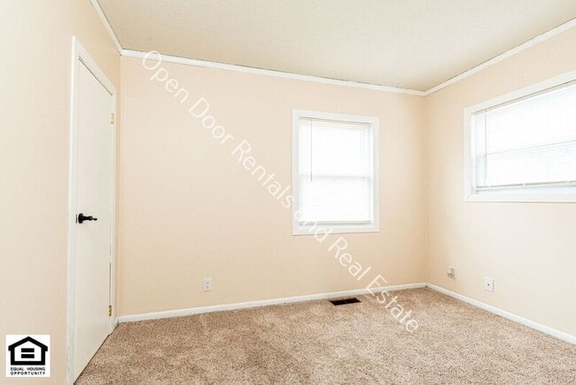 Building Photo - 605 N Camden Dr