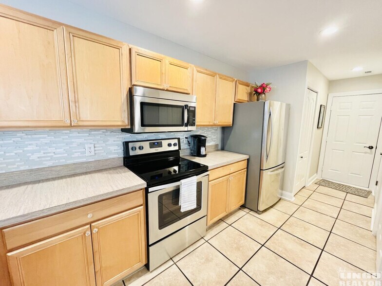 Kitchen - 20256 Simonton Ct