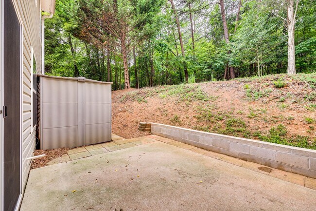 Building Photo - Beautiful, well maintained home in the hea...