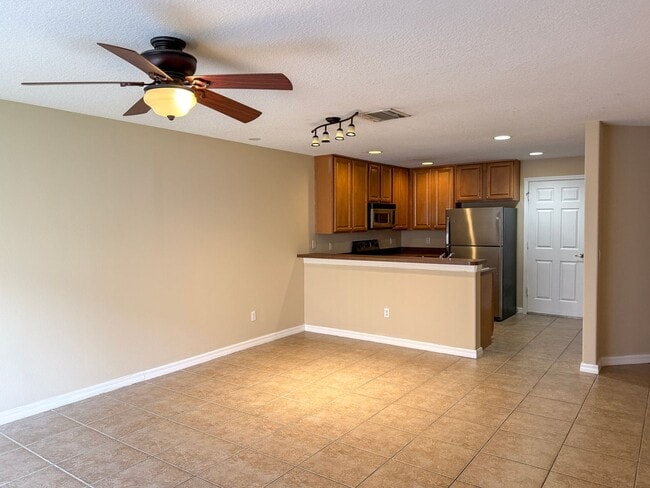 Building Photo - 3/2.5 in Hawthorne Glen - New carpet and p...
