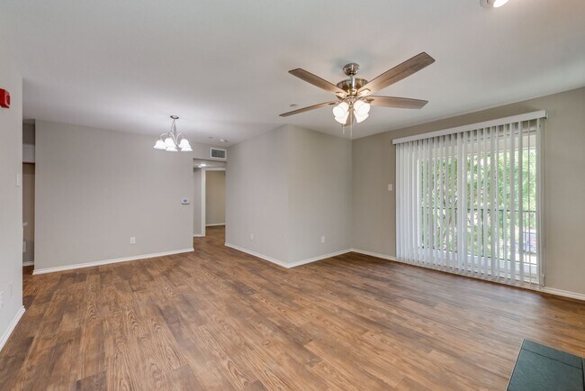 Building Photo - Stylish Upstairs Corner Unit Near Lake Ray...
