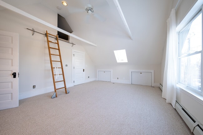 Building Photo - 507 W 33rd St