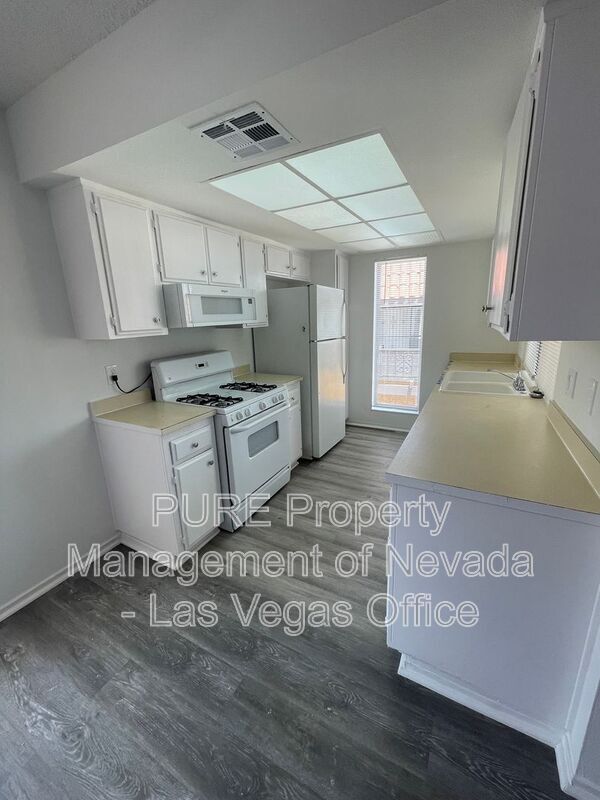 Building Photo - 1405 E Vegas Valley Dr