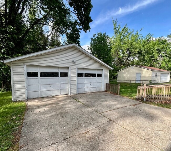 Building Photo - Two bedroom in Alton