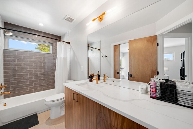 Building Photo - Luxury 4BD, 5BA Duplex in LoHi with Covered Rooftop Deck
