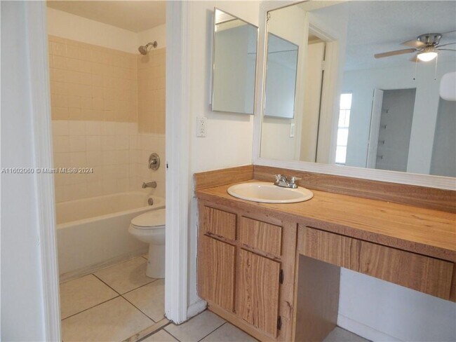 Building Photo - 10149 Twin Lakes Dr