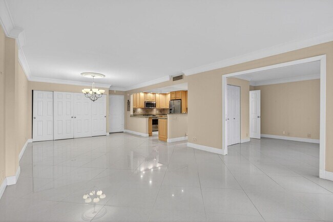 Building Photo - 405 N Ocean Blvd
