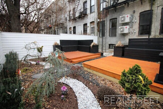 Building Photo - Modern New Studio in Bushwick!