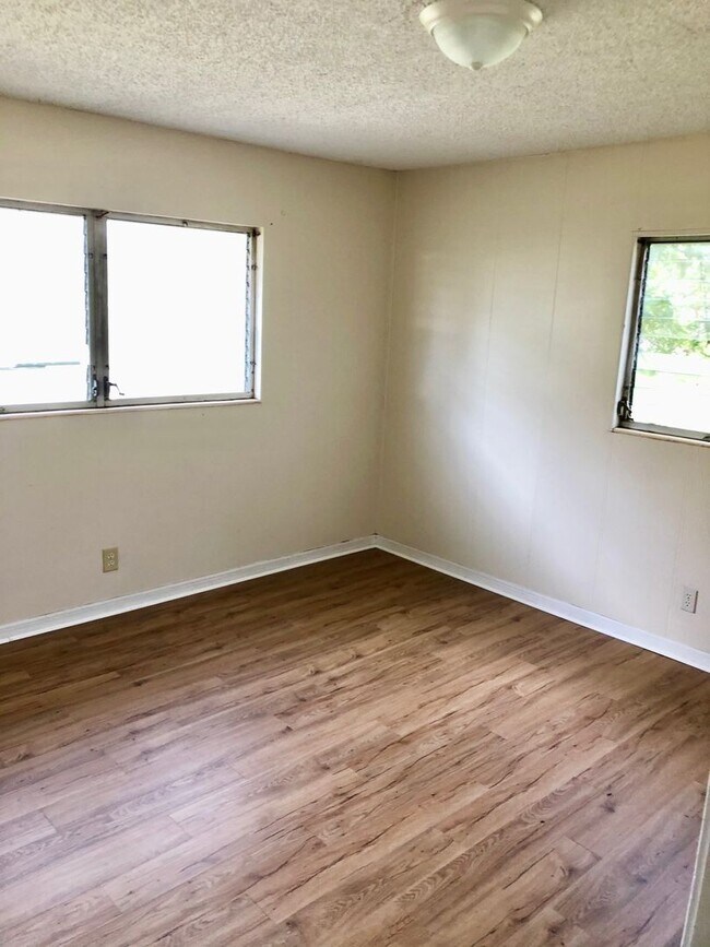 Building Photo - Beautiful 5BR/1BA Zephyrhills Home w/Brand...