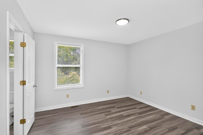 Building Photo - 1009 Lynndale Dr