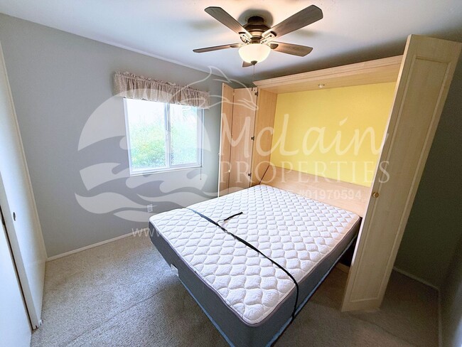 Building Photo - 4 bd with SOLAR  and AC with huge yard!