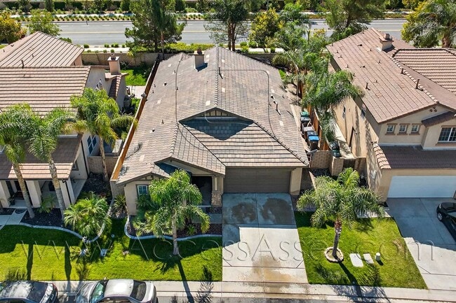 Building Photo - Charming 3 Bed/2 Bath Home In A Desirable ...