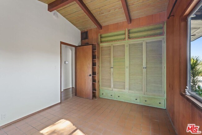 Building Photo - 21277 Entrada Rd