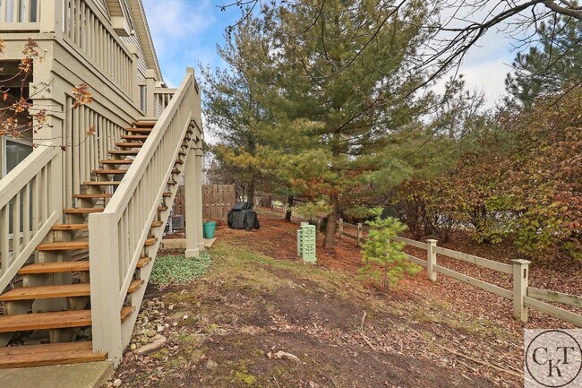 Building Photo - 2139 Vanderbilt Dr