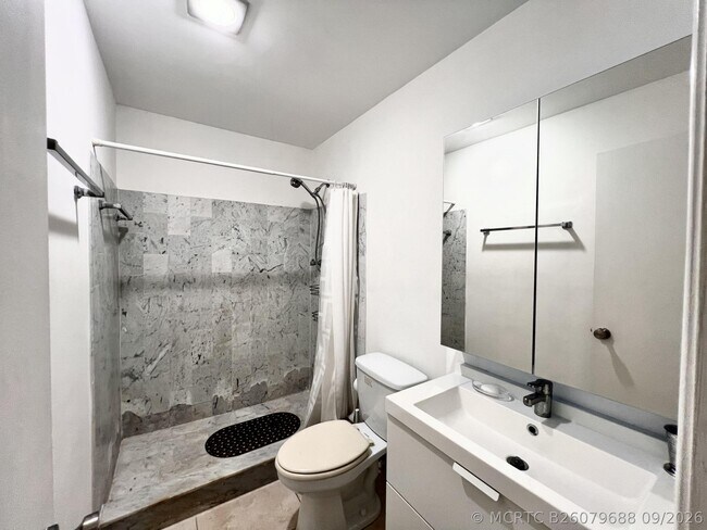 Building Photo - 6421 Bay Club Dr