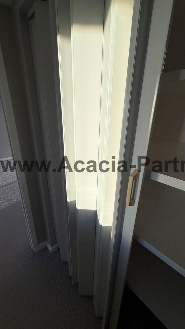 Building Photo - Three Bedroom Townhome