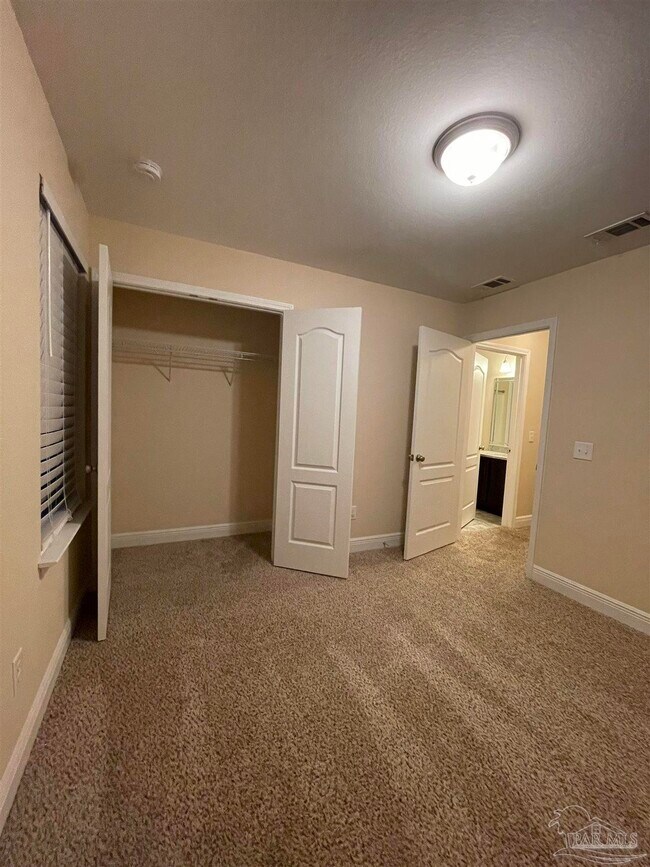 Building Photo - 670 Edith Ln
