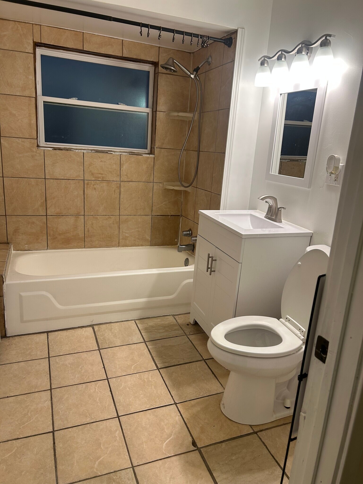 Building Photo - 5653 W Montrose Ave