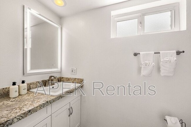 Building Photo - 2290 N Victoria Rd