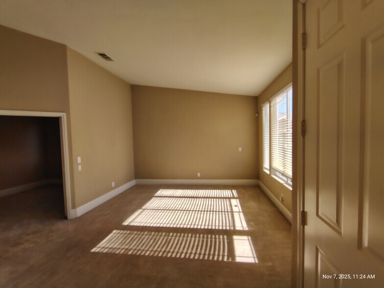 Building Photo - 9160 Valley Spring Ct