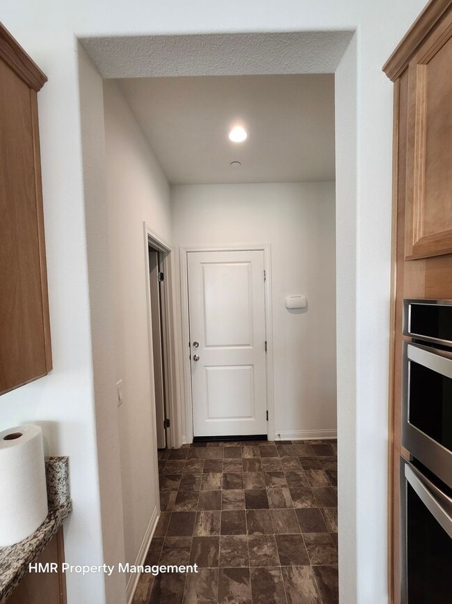 Building Photo - Beautiful two story 5 bedroom in ontario R...