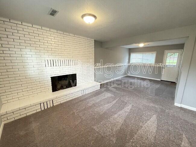 Building Photo - 15300 SE Lee Ave