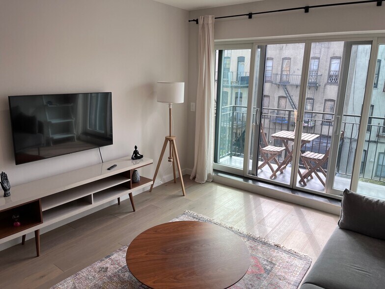 Building Photo - 1390 Putnam Ave