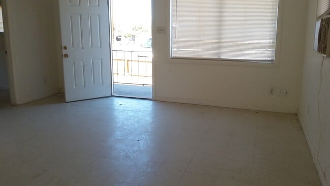 Building Photo - 2 Bed 1 Bath Home Taft CA