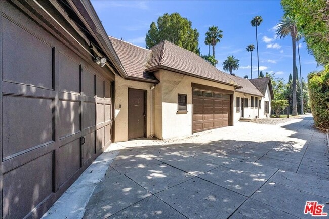 Building Photo - 626 N Canon Dr