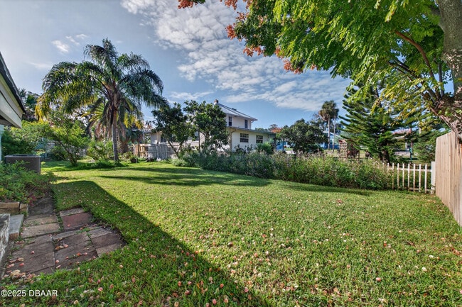 Building Photo - 930 Daytona Ave