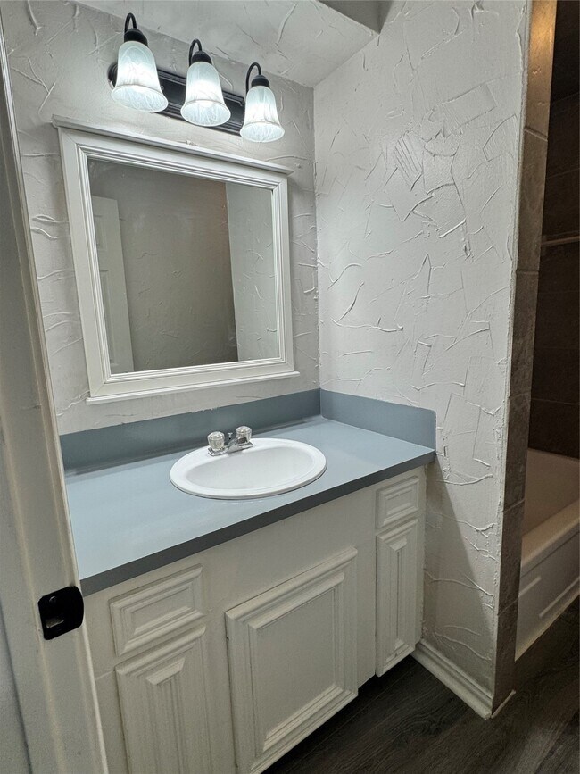 Building Photo - 107 E Willowick Ave