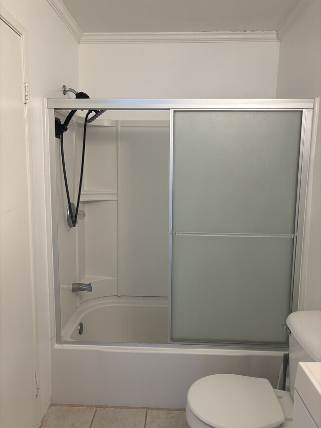 Building Photo - 221 College View Dr