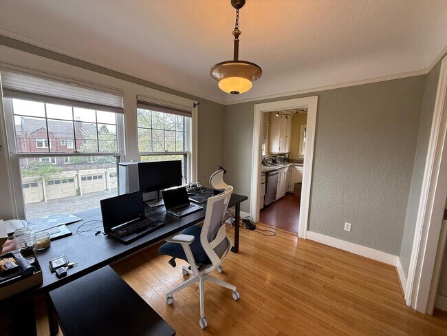Building Photo - 1 Bed 1 Bath Top Floor Wallingford Condo!