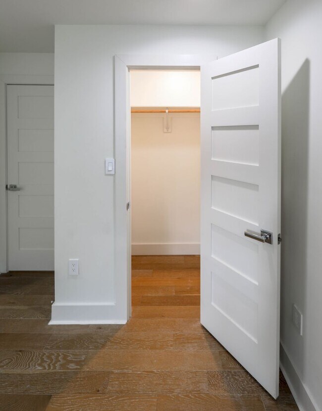 Building Photo - 8 Bedrooms 8 Baths Pre-leasing Now for 2027/2028!!!!