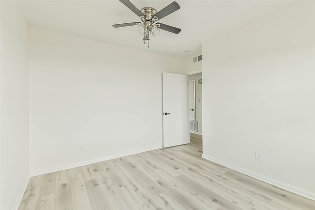 Building Photo - 5922 Fairdale Ln