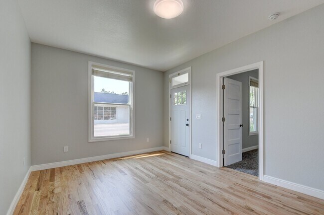 Building Photo - New Sunnyside House, Full Remodel, 2Bed/2Bath