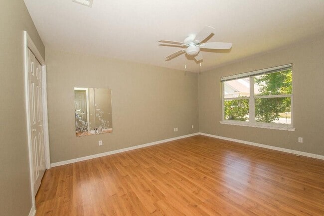 Building Photo - 5640 Oak Blvd