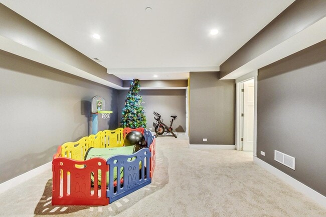 Building Photo - 8101 Floral Ave