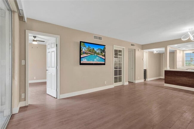 Building Photo - 3051 S Palm Aire Dr