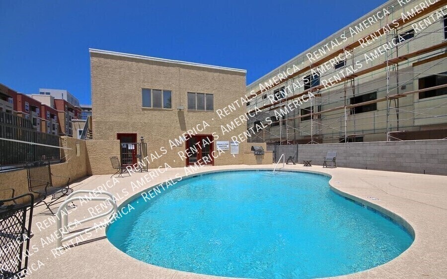 Building Photo - 1014 E Spence Ave