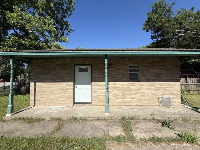 Building Photo - 901 N Oak Ave