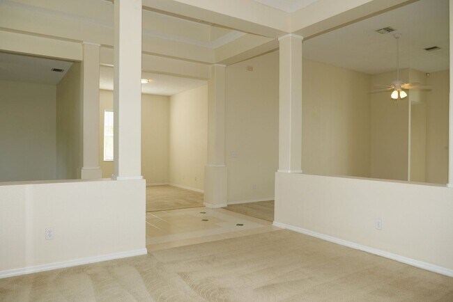Building Photo - Beautiful, 3/2, single family, waterfront ...
