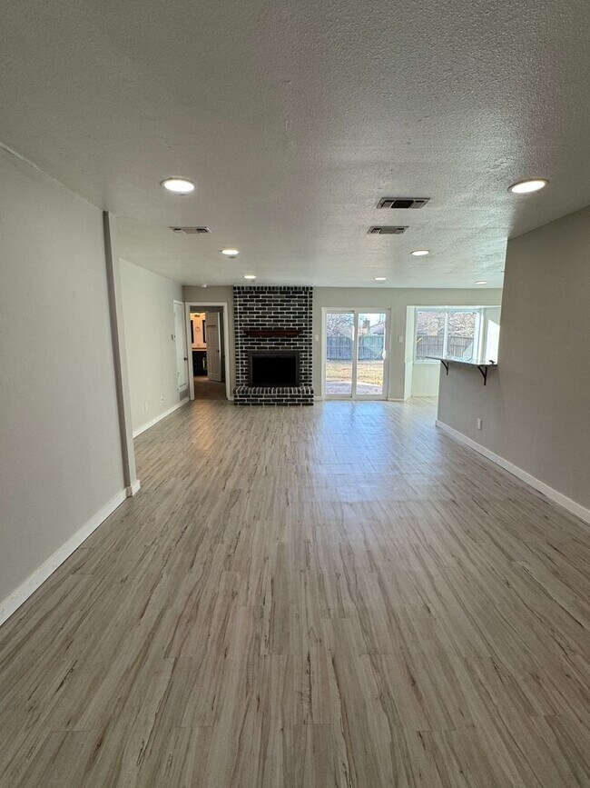 Building Photo - Welcome Home to Peace, Space & Comfort